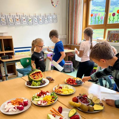 Obst- und Gemüseverkostung in der 2a