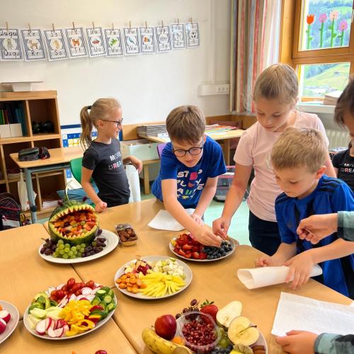 Obst- und Gemüseverkostung in der 2a