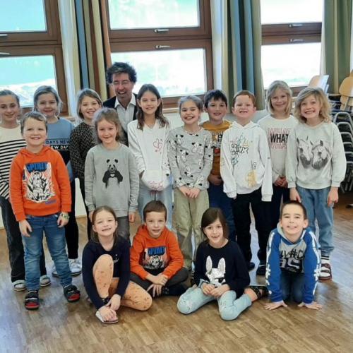 Musikstunde in der 2a mit Herrn Frey