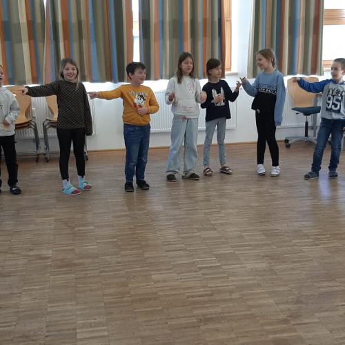 Musikstunde in der 2a mit Herrn Frey