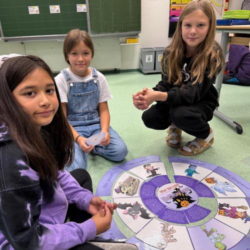 Halloween Stationsbetrieb 4b 2025