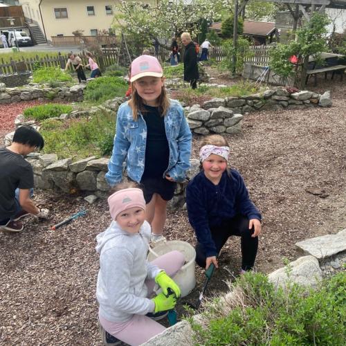 Besuch im Kräutergarten 2a 2026
