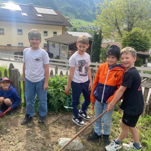 Besuch im Kräutergarten 2a 2026