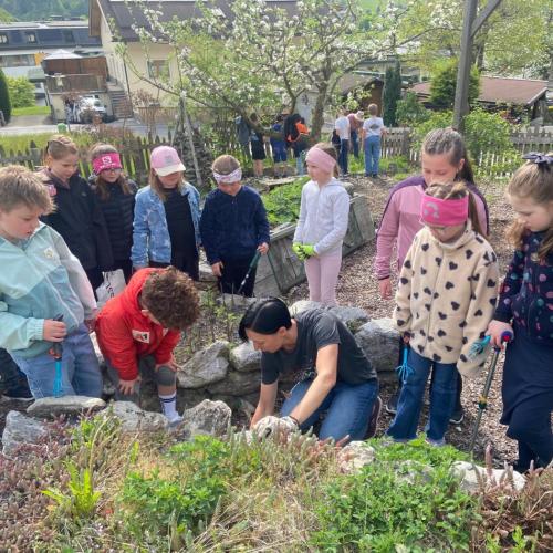 Besuch im Kräutergarten 2a 2026