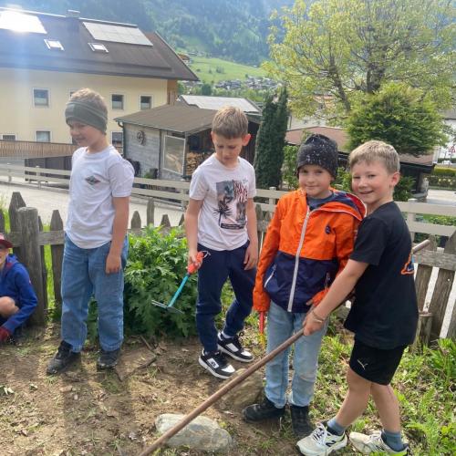 Besuch im Kräutergarten 2a 2026