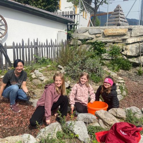 Besuch im Kräutergarten 2a 2026