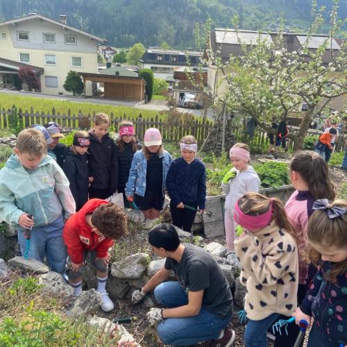 Besuch im Kräutergarten 2a 2026